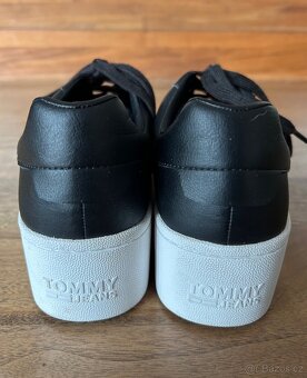 Černé tenisky na vyšší platformě Tommy Jeans vel. 40 - 6