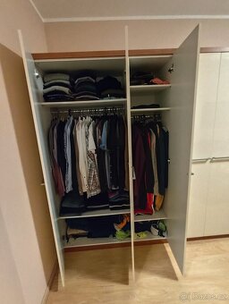 Moderní ložnice v lesku a dřevu - 6