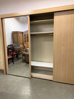 Třídveřová velká šatní skříň s posuvnými dveřmi - 6