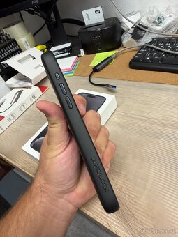 QuadLock obal pro iPhone 15 Pro Max - 6