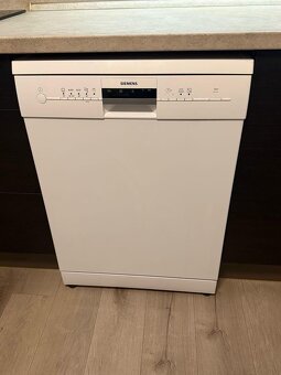 Krásná kuchyně včetně spotřebičů - 6