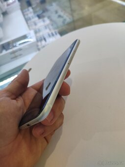 Apple iPhone SE 2020 64GB - 6