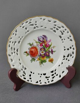Dva dekorativní porcelánové talíře s prolamovanými okraji - 6