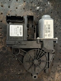 Vw Golf 5 pravé zrcátko a Moturek stahování oken - 6