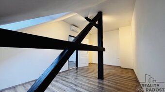 Pronájem prostorného podkrovního bytu 3+1 v Hodoníně – ulice - 6