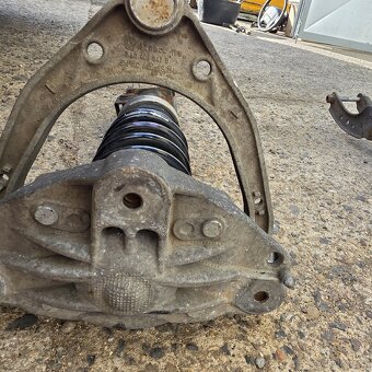 Tlumič pérování přední pravý komplet VW Touareg 7l - 6