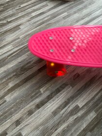 Růžový skateboard - 6