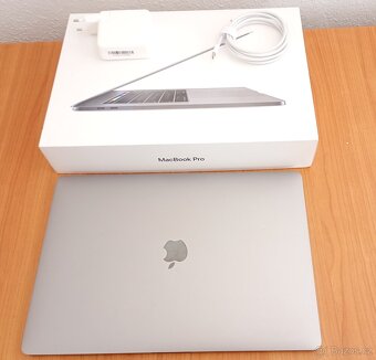 MacBook Pro 15" 6xCore i7 16 RAM 256 SSD TOP STAV - 6
