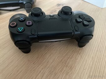 ZAMLUVENONabízím k prodeji své 2 ovladače DualShock pro PS 4 - 6