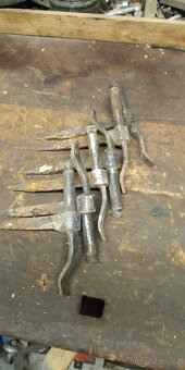 Dřevěné dvoukřídlé garážové vrata s okny + 6 kovaných pantů - 6