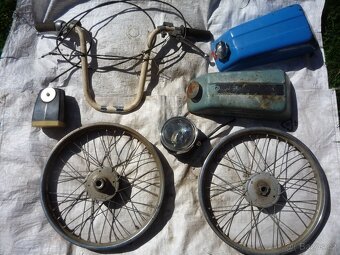 prodám různé díly na motorky Jawa, ČZ. Stojany na moto, použ - 6