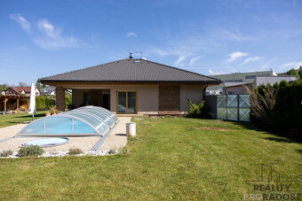 Prostorný rodinný dům 5+kk s velkou zahradou a bazénem na kr - 6