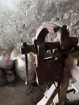 Kovářský svěrák se stolem - 6