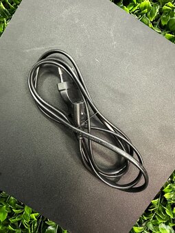 PS4 konzole s dvouma ovladači - 6