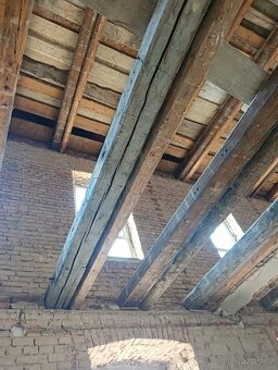 Prodám stropní trámy 150 let staré ručně tesané - 6