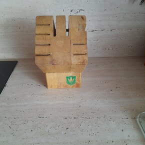 Dřevěný stojan na nože REX - 6