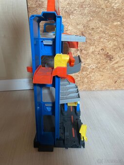 Hotwheels stunt garage - 6