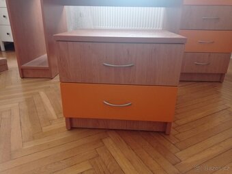 Šatní skříň, psací stůl, postel a poličky - 6