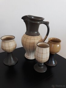 Dřevěné vázy a korbele, keramický džbán s kalichy - 6