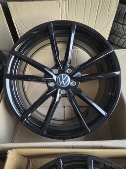 5x112 r19 Vw Passat B8 R Line- Pretoria Black Nové - 6