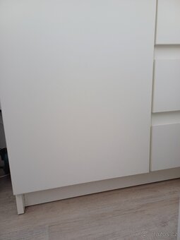 Bílá matná kombinovaná komoda, jako nová. - 6