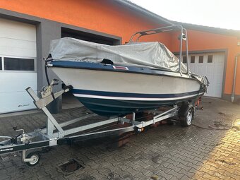 Motorový člun s kajutou - 6