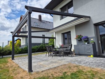 Hliníková pergola s elektricky ovládanou střehou a roletami - 6