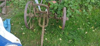 Traktor domácí výroby s příslušenstvím - 6