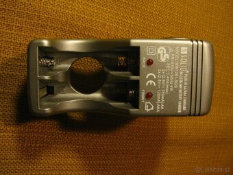 Nabiječka baterii Univerzální AA + AAA + 9V Ni-MH a Ni-Cd - 6