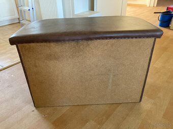 Skříňka nábytková nízká čalouněná koženkou za 500 kč - 6