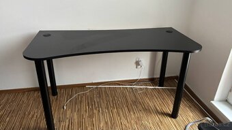 Monitory, stůl a držák - 6