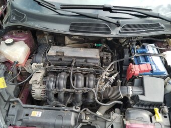 Prodám Ford fiesta 1,25benzin najeto 98t - 6