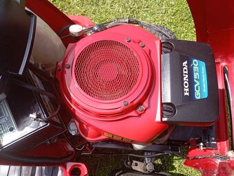Zahradní traktůrek Honda 2417 W-Twin - 6