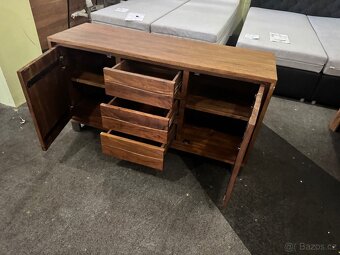 Krásná NOVÁ hnědá Komoda masivní Akácie 147cm - 6