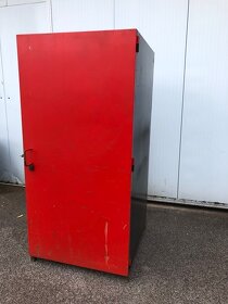 Ocelová skříň s policemi. - 6
