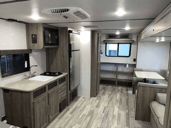Americký obytný přívěs Zinger 18DS Výsuv DPH - 6