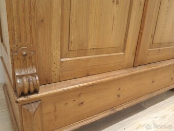 Starožitná šatní skříň - 6