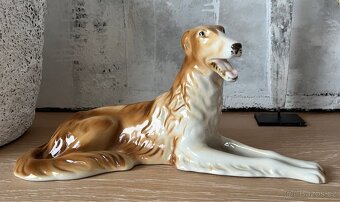 Royal Dux, Porcelánová soška - ležící chrt - 6