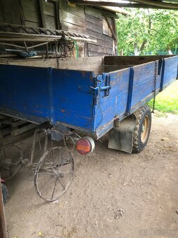 Traktor 6745 s dvoukolovou vlečkou a pluhem - 6