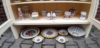 Stará kredenc + malovaná tupeská keramika - 6