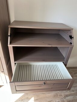 Skříň a přebalovací pult Ikea. - 6