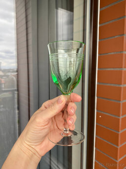 Starožitná sklenice na víno 100ml, uranové sklo - 6