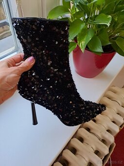 Černé flitrové kotníkové boty vel 39 jehlovém podpatku - 6