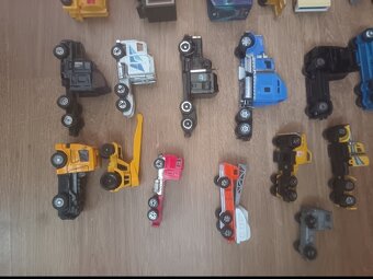 Sada kovových a plastových modelů nákladních aut – 26 kusů - 6