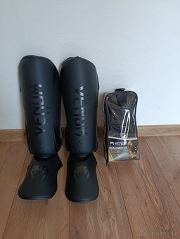 Venum MMA rukavice + chrániče holení - 6