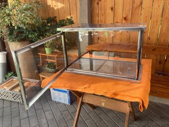 NEREZOVÁ PROSKLENÁ SKŘÍNKA NA TŘI URNY - 6