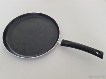 Hliníkové pánve, rendlík s pokličkou a pánev na palačinky - 6