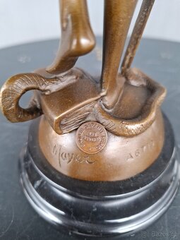 Bronzová socha bohyně Spravedlnosti - 6