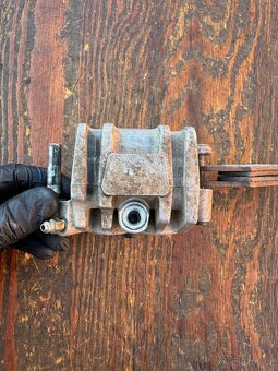 Nissin brzdový třmen držák přední brzdy Yamaha WRF YZ YZF - 6