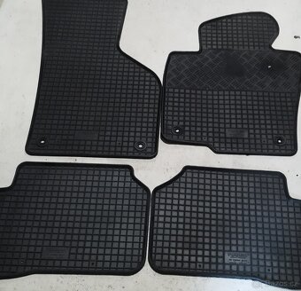 Škoda Octavie 2  COMBI  sada gumových autokoberců - 6